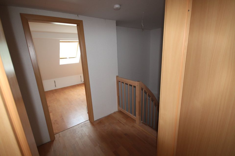 Sanierte 4-Raum DG-Maisonette-Wohnung mit Balkon in Greiz