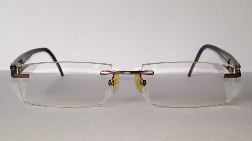 Markenbrille mit passendem Sonnenbrillen-Clip in Schmelz