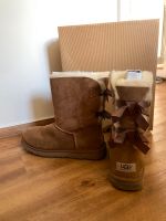 Original UGG Australia 40 W Bailey Bow braun Stiefel Schleife Berlin - Neukölln Vorschau