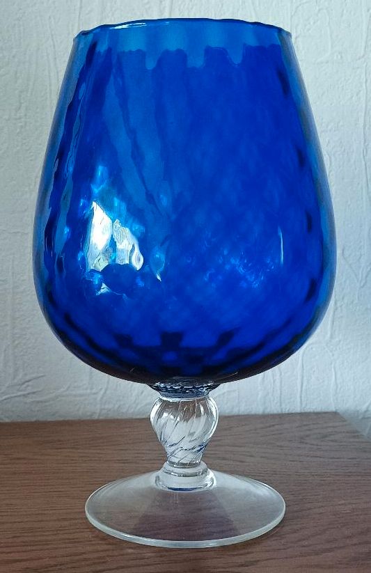 Großer kobaltblauer Windlicht Pokal Glas Vase in Marienmünster