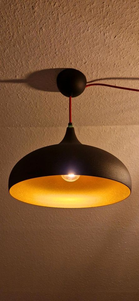 Matt Schwarze Lampe innen Gold, Industrial Retro Style in Kempten