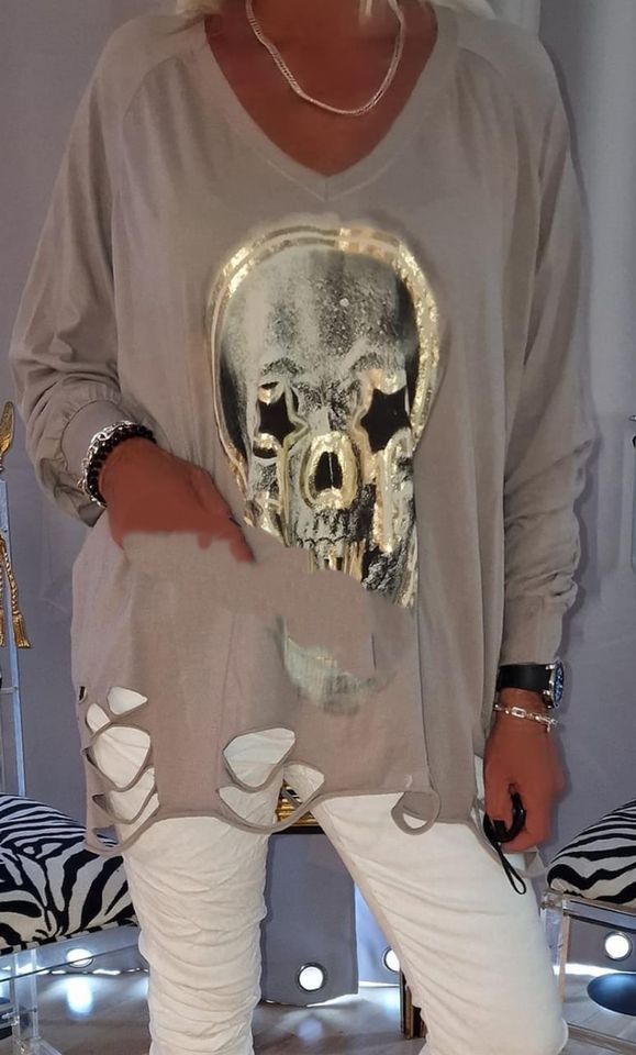 NEU Skull Pulli/Shirt mit Cut outs unten Einheitsgröße 36-42 in Köln