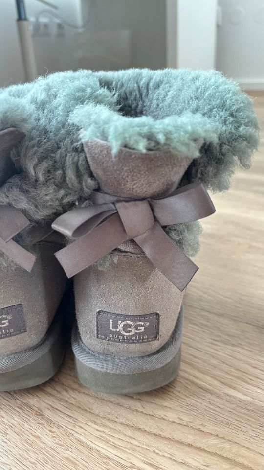 Graue Uggs mit Schleife in Hiddenhausen