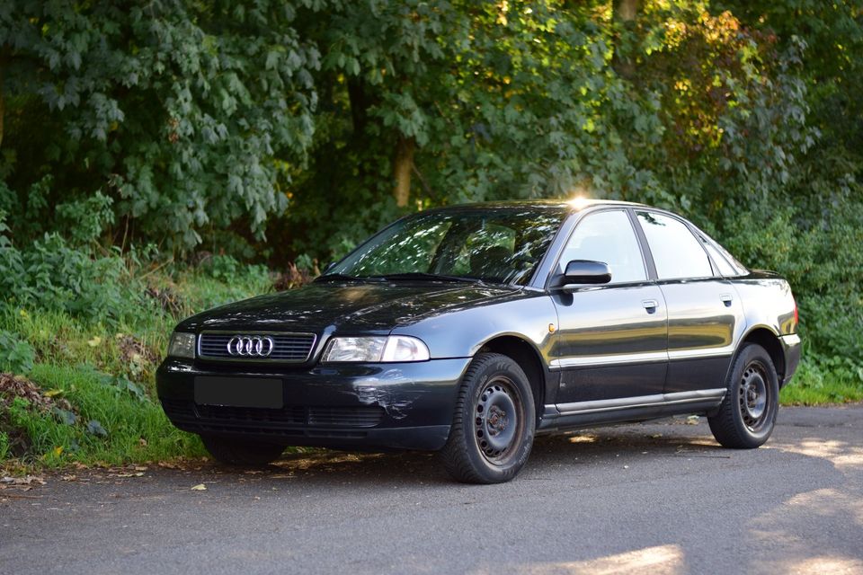 Audi A4 B5 Limousine EZ 1998 in Nürnberg (Mittelfr)