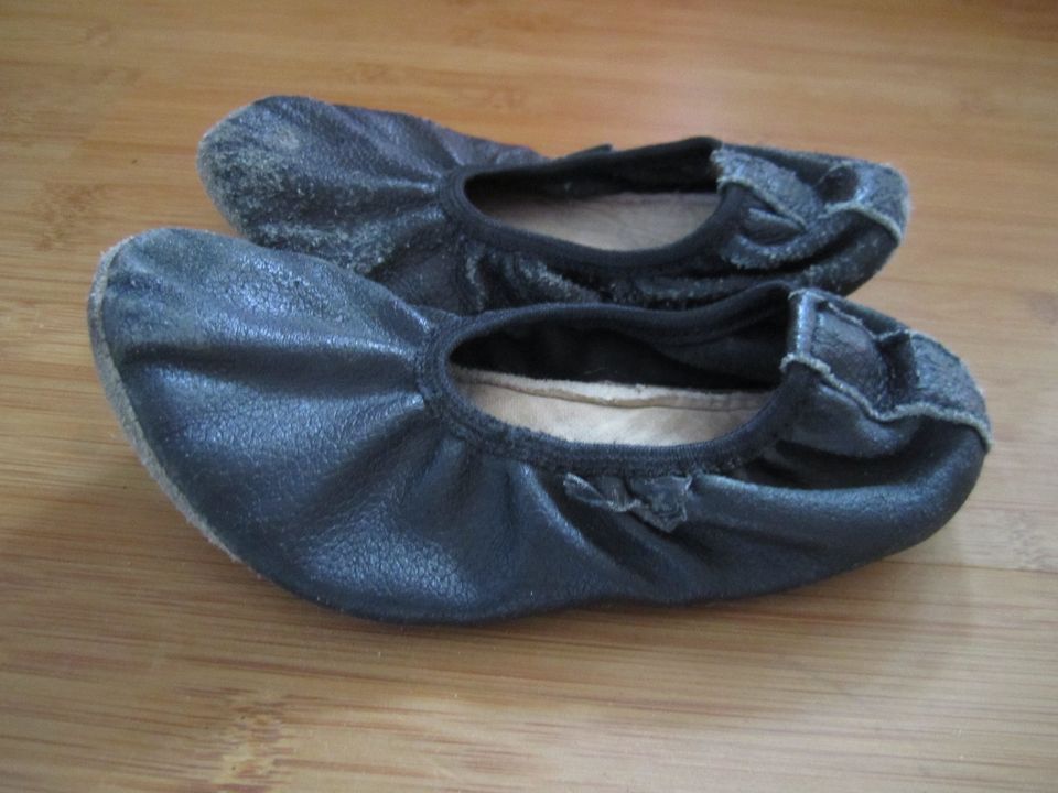 Turnschläppchen Gymnastikschuhe schwarz stabil Gr. 27 in Teltow