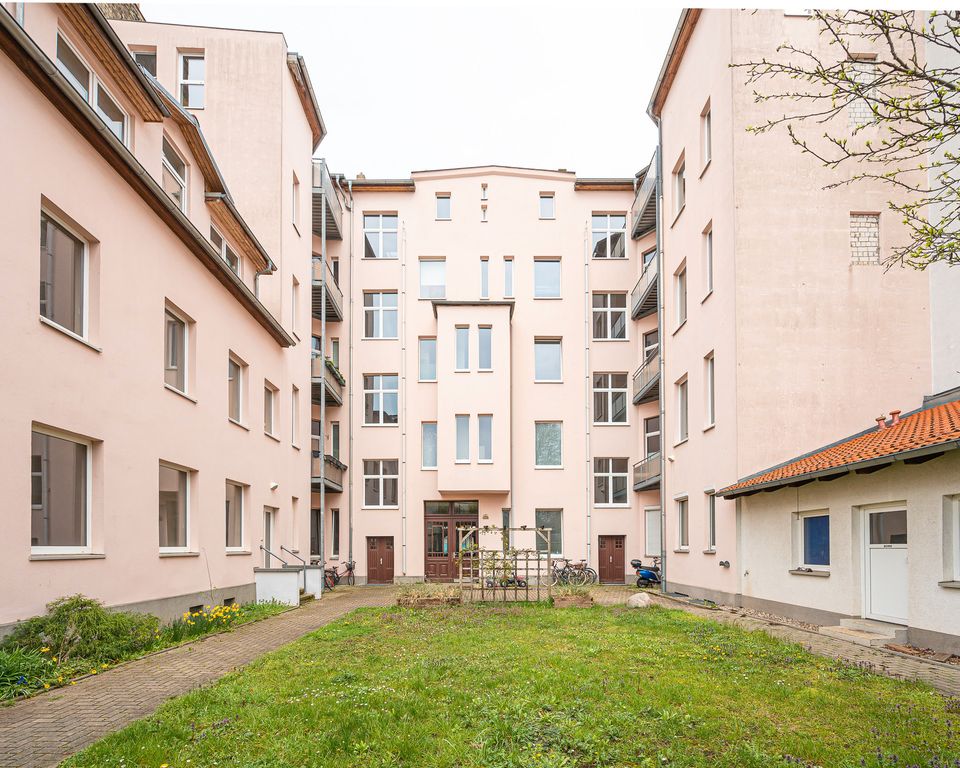 Anlageobjekt: Vermietete 4-Zimmer Wohnung mit 2 Balkonen unweit des Orangerieparks in Berlin