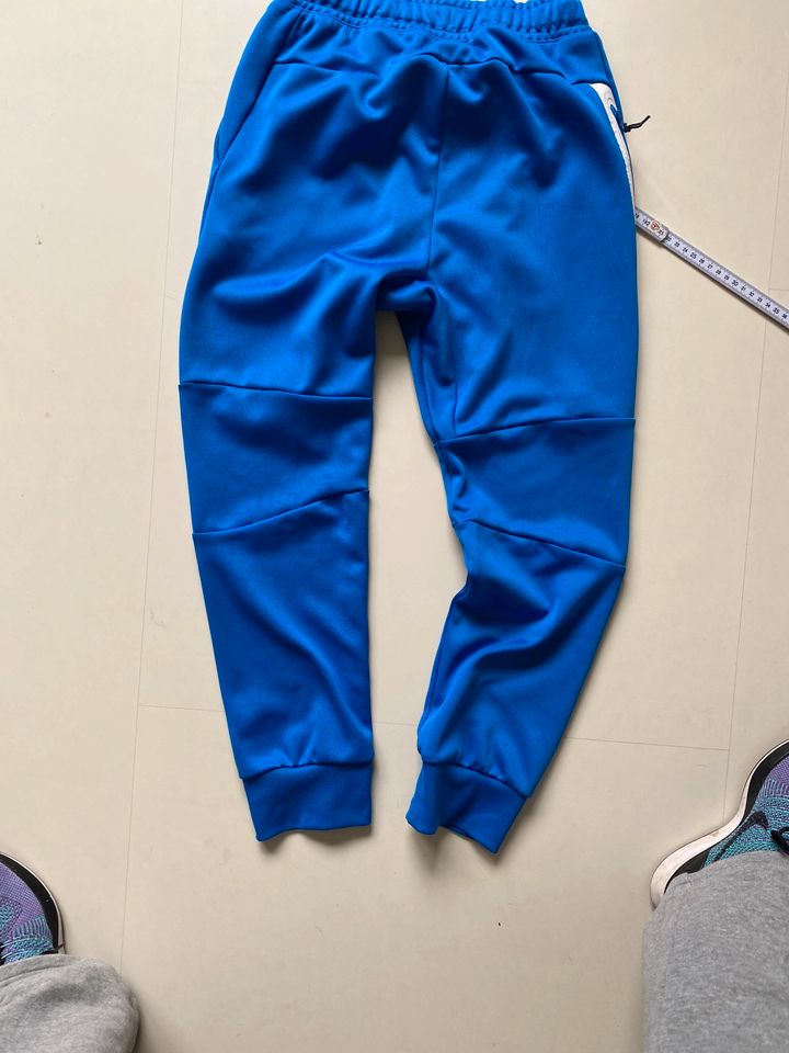 Set Jogging Anzug Hose Weste wenden Gr 152 NIKE in Neustadt am Rübenberge