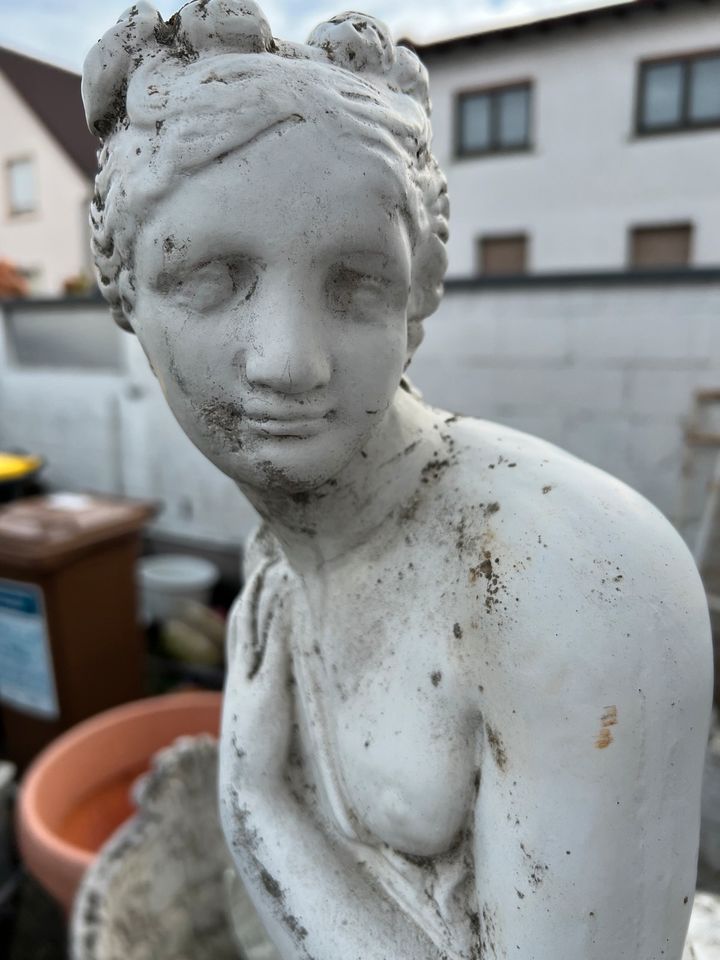 Steinfigur Frau in Hanau