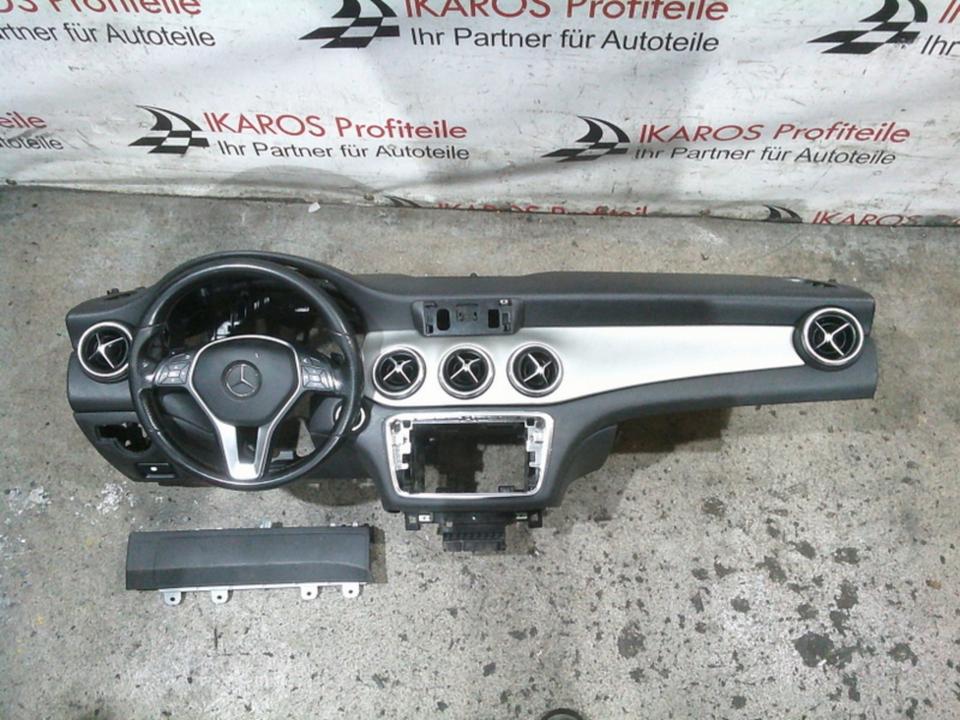 Mercedes CLA W117 GLA X156 Armaturenbrett Lenkrad Dashboard in Bruchsal