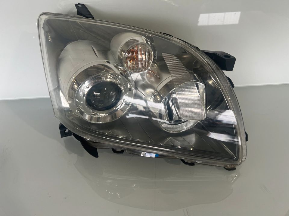 Scheinwerfer Toyota Avensis T25 rechts Frontscheinwerfer Lampe in Wilnsdorf