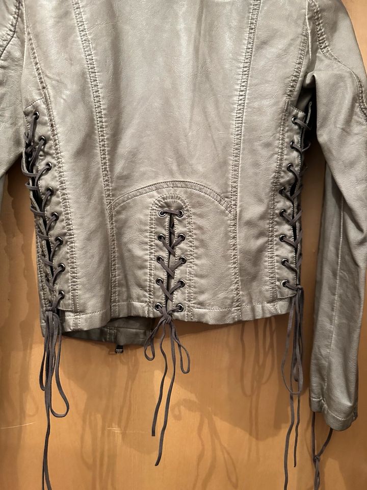 Original Guess Kunstleder Jacke mit Schnürungen neu in Wasserburg am Inn