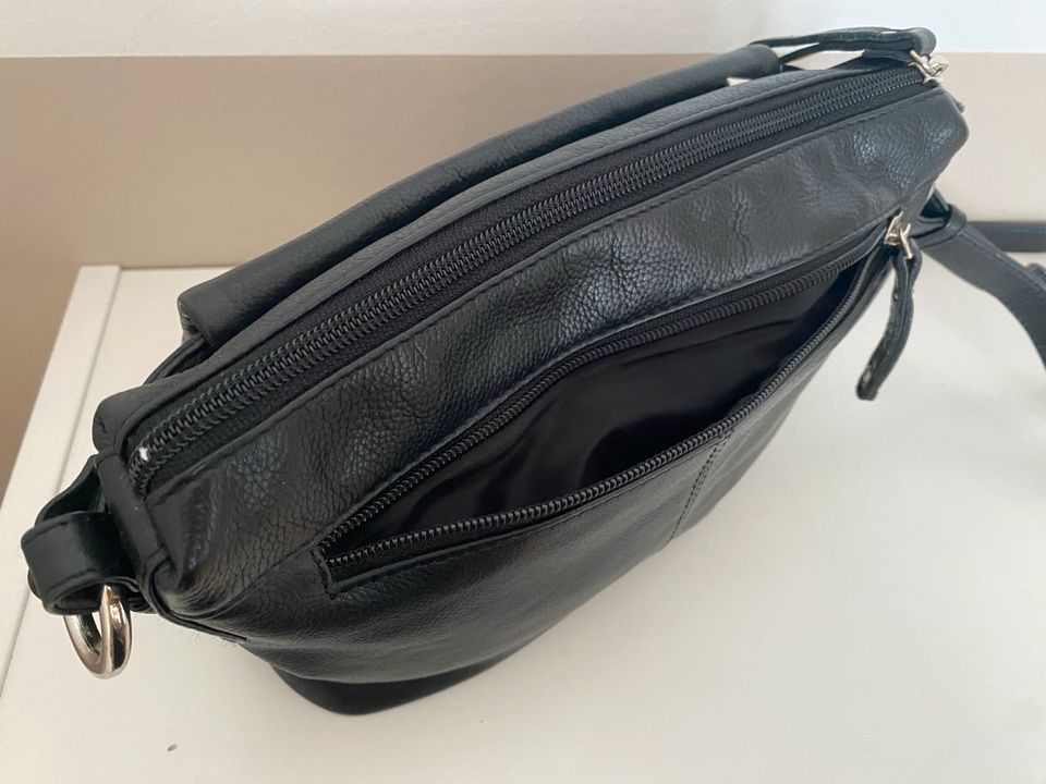 L.credi Umhängetasche Handtasche Leder neuwertig elegant Silber in Düsseldorf