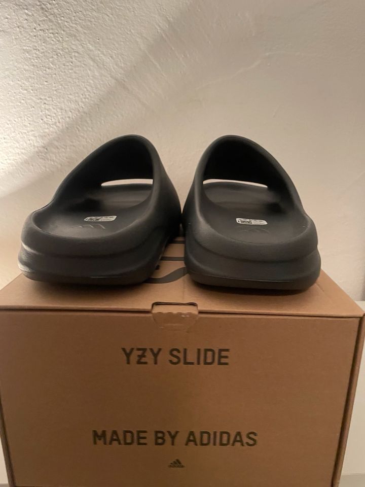 YEEZY Slide Granit *46* in Bamberg