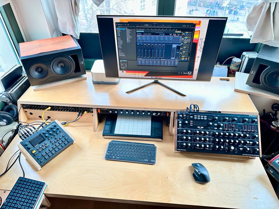 Output Platform Studiotisch Orginal mit Keyboard Tray in Leipzig