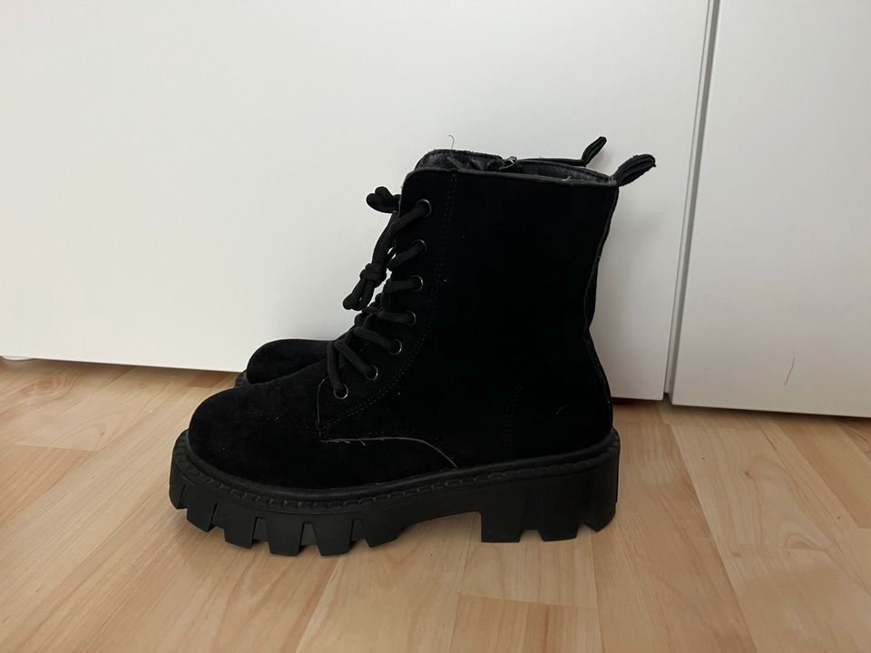 Schwarze Boots in Hannover