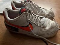 Nike Air Force 1 weiß mit grün orangenen streifen 37,5 Nordrhein-Westfalen - Krefeld Vorschau