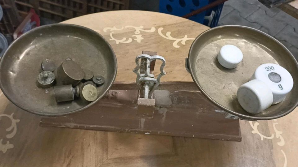 Antike Küchenwaage mit Gewichten in Kurort Oberwiesenthal