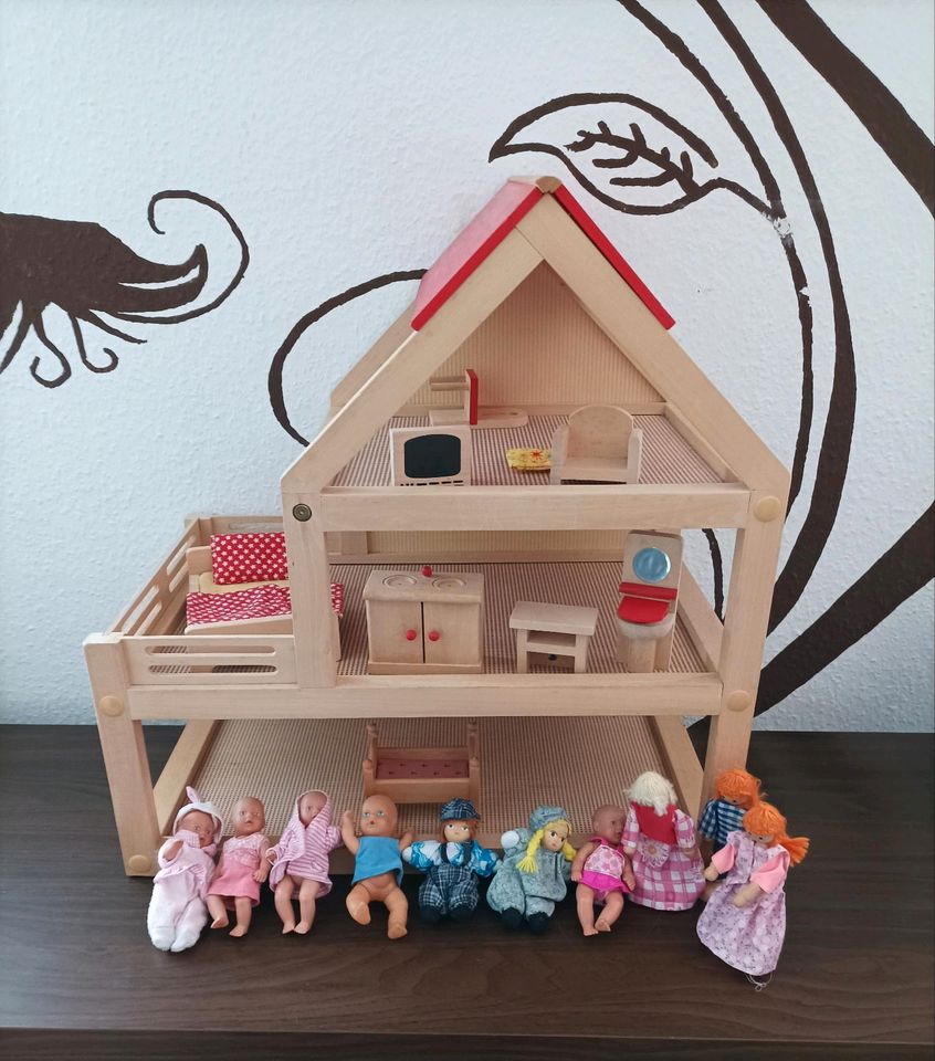 Puppenhaus aus Holz mit Möbeln und Puppen Bett Schrank Fernseher in Ludwigsfelde