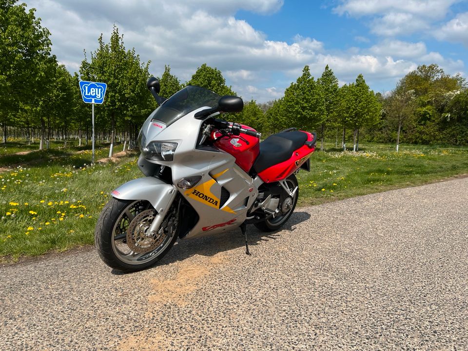 Honda VFR 800 in Engelskirchen