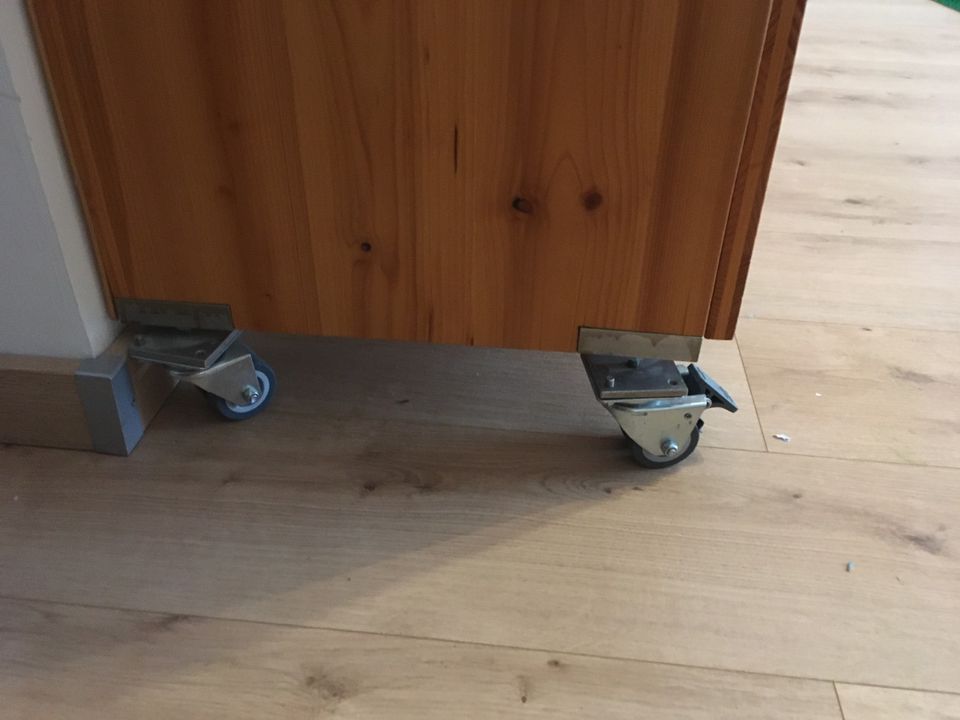 "Handemade" Kinderküche Schrank solide rollbar umbaubar in Frankenhardt