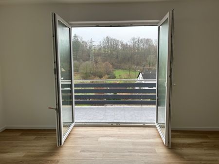 Hochmoderne Eigentumswohnung mit Garage, Balkon und Blick ins Grüne in Schwalbach-Elm in Schwalbach