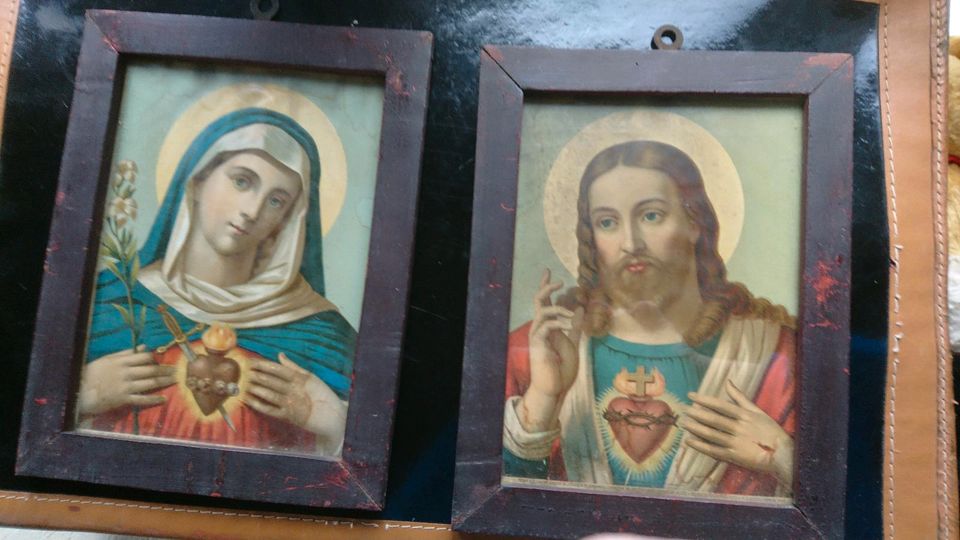 2 heiligen Bilder und ein handgem. Kreuz in Streufdorf Gem Straufhain