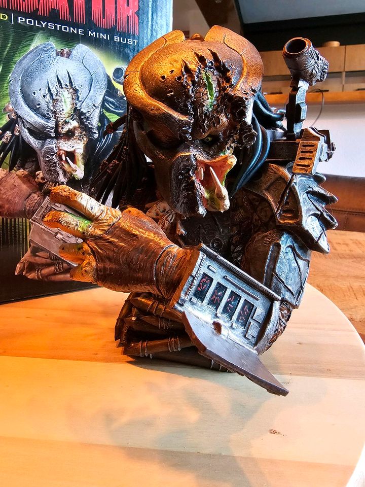 Palisades Defeated Predator Mini Bust Statue in Köln