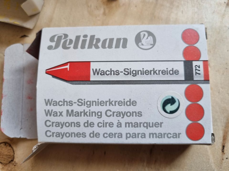 Je ein Paket gelbe und rote Pelikan Wachs Signierkreide in Lunden