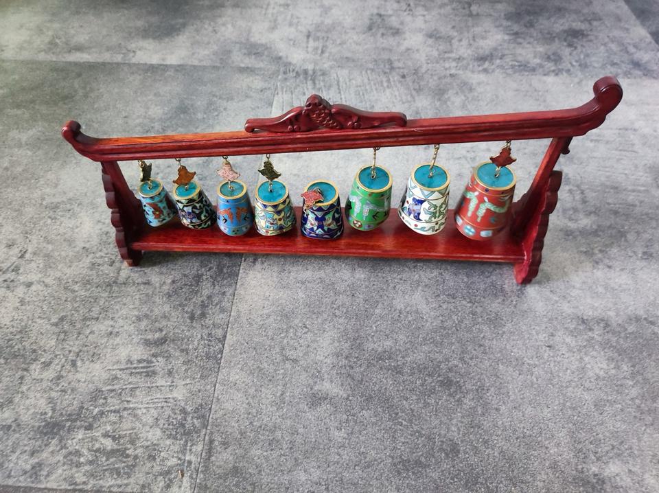 Chinesisches Glockenspiel mit 8 Glocken im Teakholz Ständer in Düsseldorf