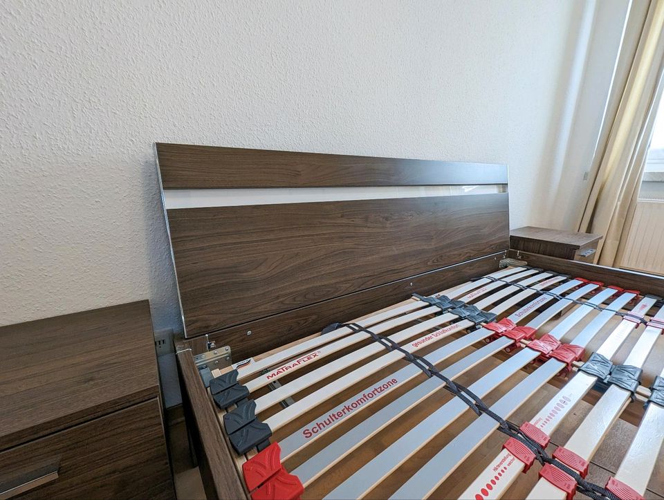 Bettgestell 180x200 mit Nachttisch 2x/ Schlafzimmer / Doppelbett in Markkleeberg