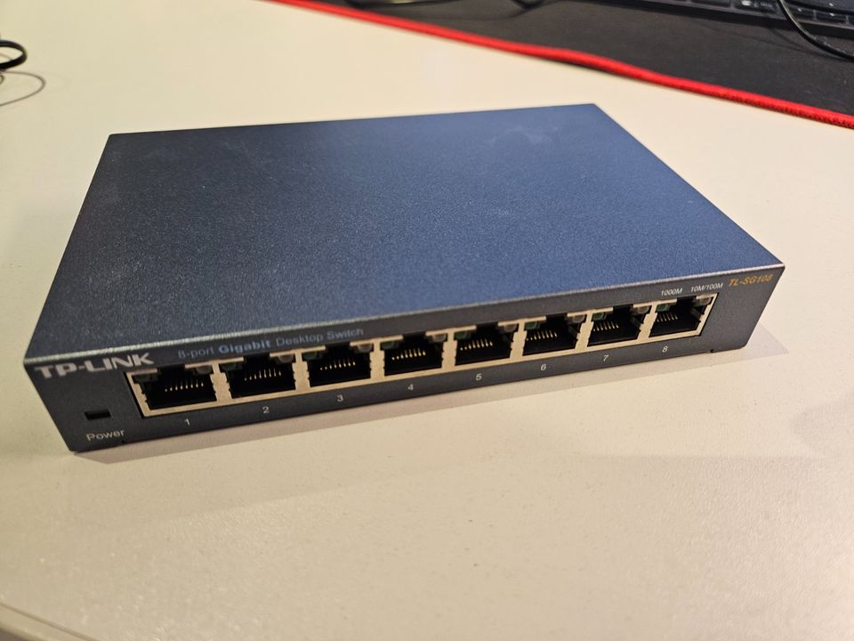 TP-Link 8-port Gigabit Desktop Switch TL-SG108 in Moers