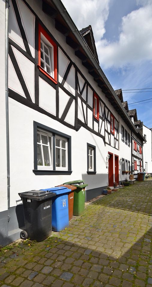Anlageobjekt: Dreifamilien-Fachwerkhaus im Reihenhausstil in Dierdorf
