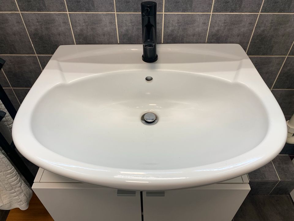 Großes Waschbecken Waschtisch mit Überlauf 66x54 cm weiß in Stelle