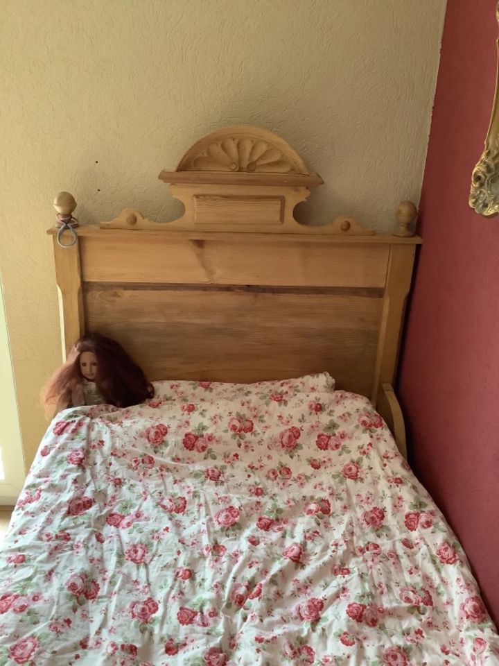 Antikes Bett Kinderbett Weichholz in Mainz