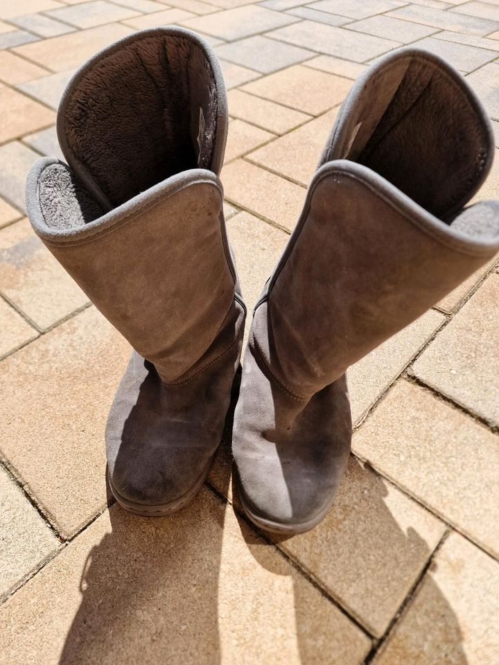 Adidas Winterstiefel, gefüttert in Auengrund