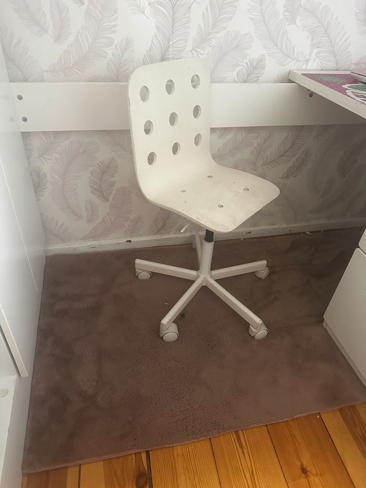 Hochbett komplett Kleiderschrank Schreibtisch Bett Stuhl Teppich in Berlin