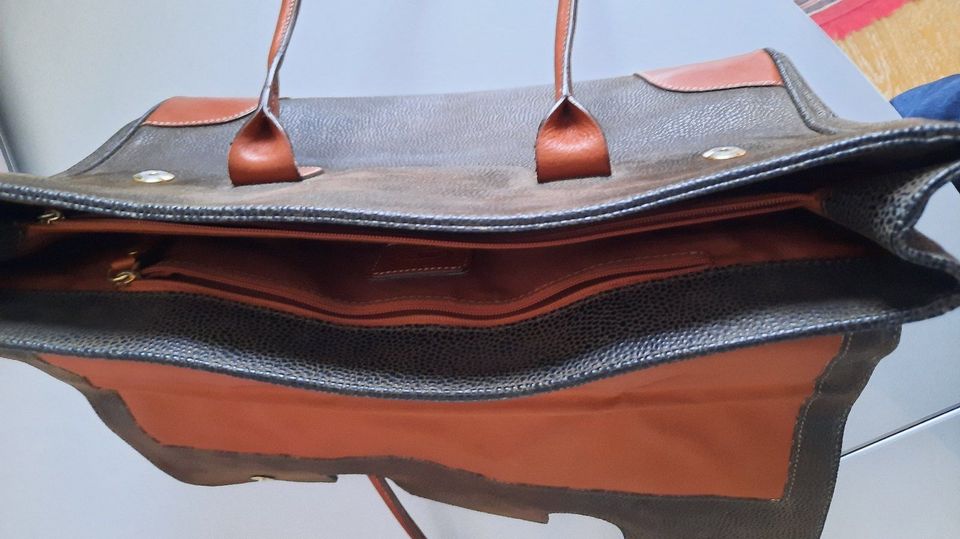 BRIC'S Damen Handtasche aus Leder - Schultertasche - Olive in Puchheim