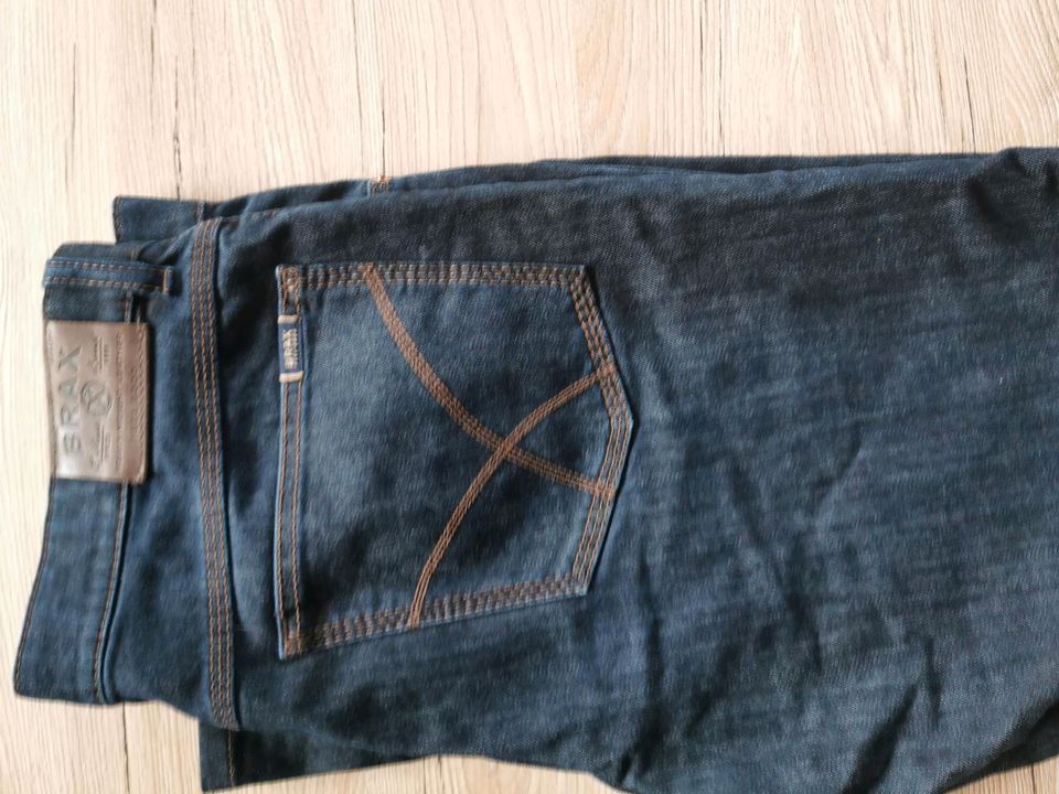 Brax Damen Jeans dunkelblau 34/32 in Adenbach