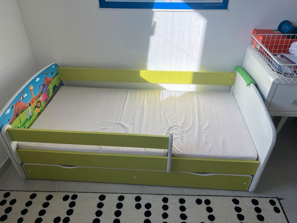 Kinderbett mit Matratze und Lattenrost in Sindelfingen