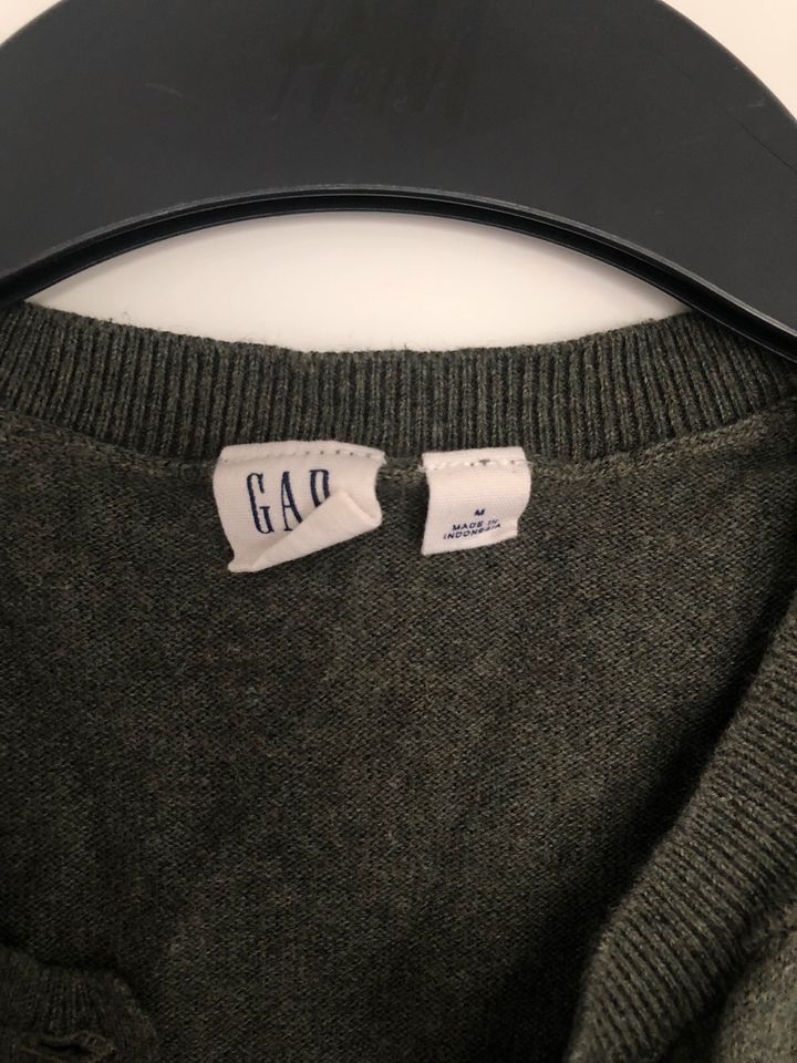 GAP Olivgrüner Cardigan, Größe M, wie neu in Hannover