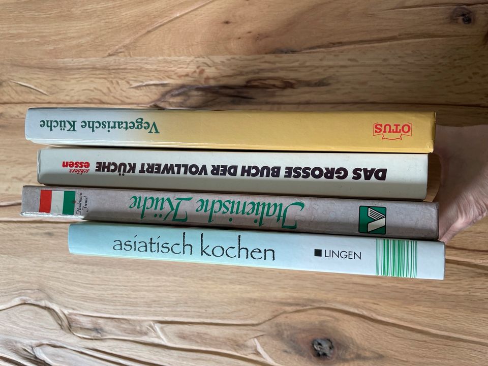 4 Koch bzw. Backbücher; super Rezepte; asiatisch; italienisch; de in Plön 