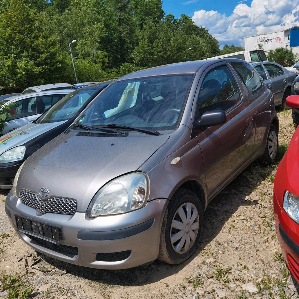 Toyota Yaris schlachtfest in Grau 2003 VVT-i in Wehr