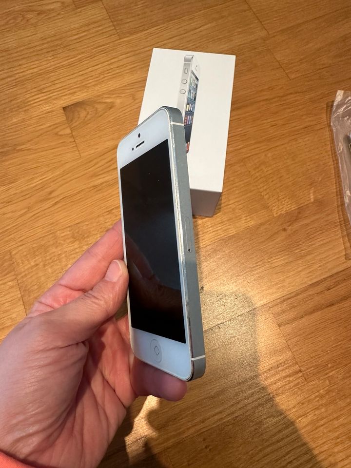 iPhone 5 Silber 16 GB mit originalem Karton in Ismaning