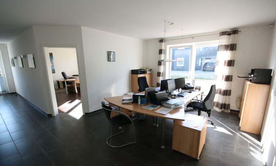 Komplett frei lieferbar: Neuwertiges Bürogebäude mit möglichem Hallenanbau in Osterrönfeld
