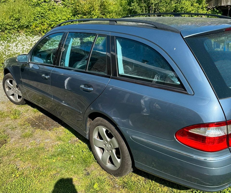 Mercedes Benz W211 E270 177PS+Anhängerkupplung+Tüv bis Okt.25 in Plauen