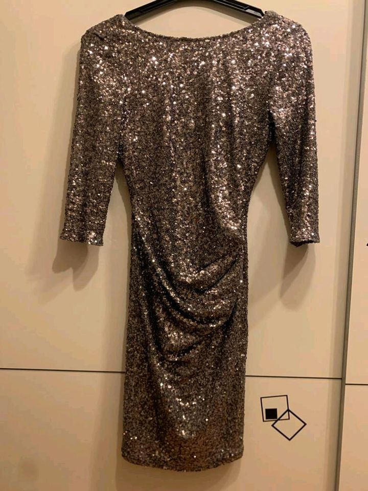 Glitzerkleid mit Glitzer-Cardigan in Attendorn