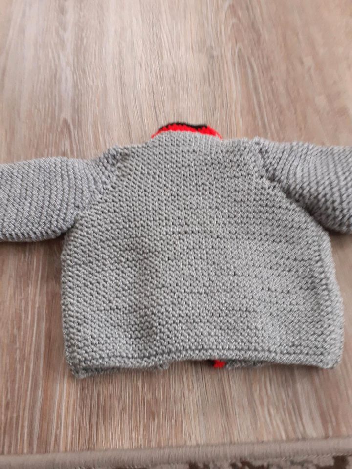 Babytrachtenjacke handgestrickt grau mit grün/rotem Rand Gr74 neu in Schongau