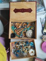 Schmuck Konvolut Damen bastelschmuck Vintage schmuck mit Box Frankfurt am Main - Sachsenhausen Vorschau