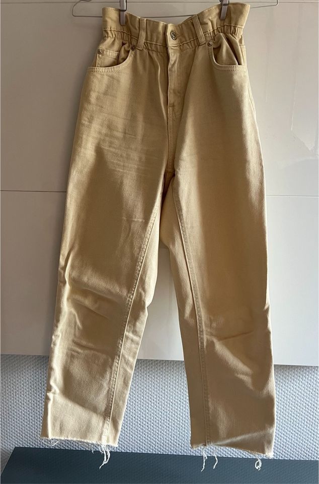 Bershka Hosen - Straight Jeans in Beige und Weiß in Geldern