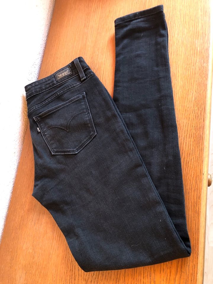 Levis Hüfte Low Waist Jeanshose Legging W28 L32 in Kassel